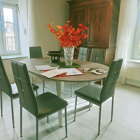 Les Appartements Du Marche Динан Экстерьер фото