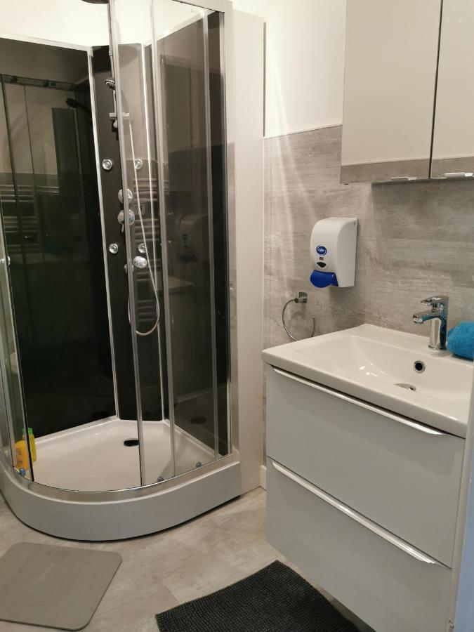 Les Appartements Du Marche Динан Экстерьер фото