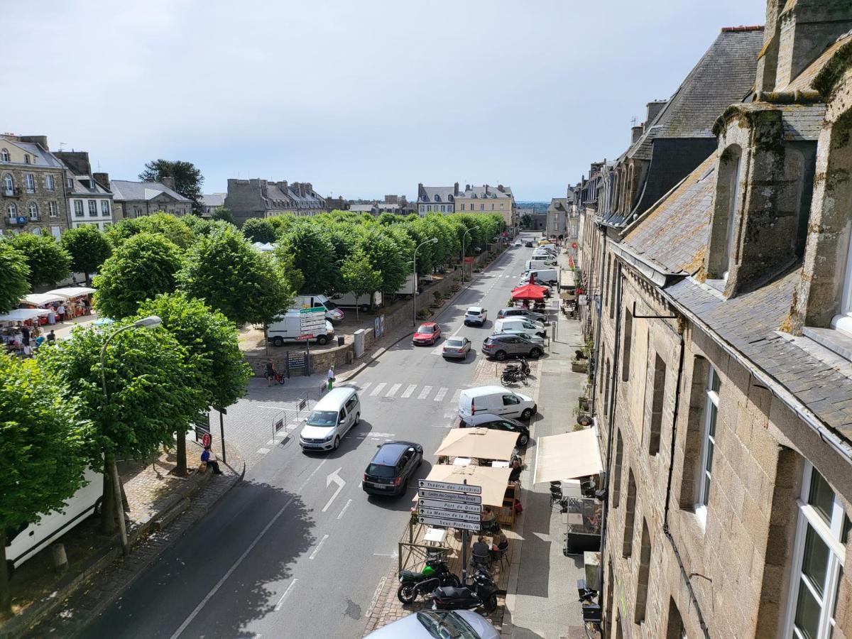 Les Appartements Du Marche Динан Экстерьер фото