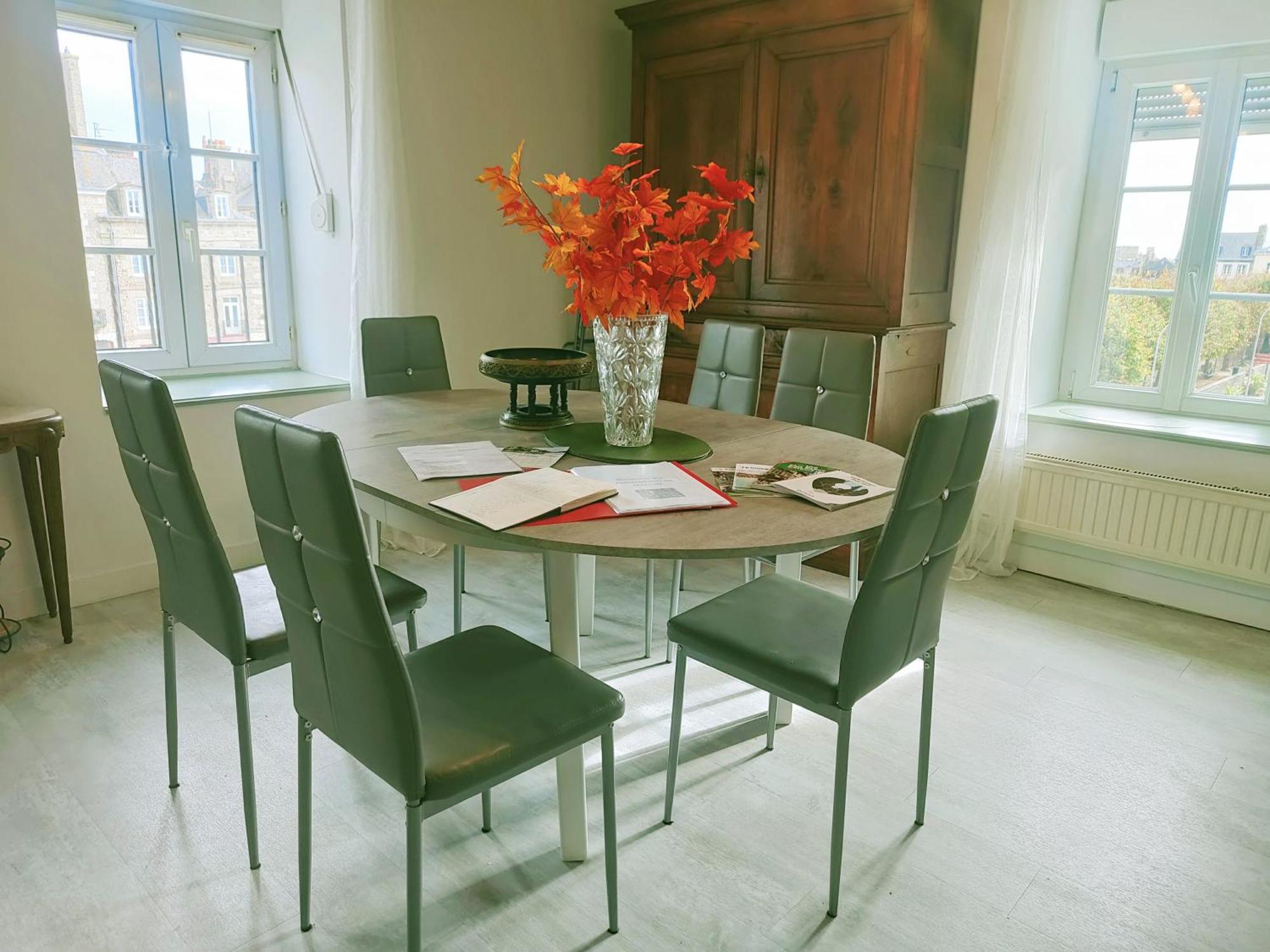 Les Appartements Du Marche Динан Экстерьер фото